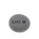 Oma gravure in steen, zwart ingekleurd. Ook een hartje is toegevoegd waardoor het een liefdevol steentje is wat heel geschikt is als herinneringssteen of grafdecoratie.