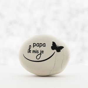 papa, ik mis je. Een witte steen met een diepe gravure van een vlinder en de tekst. Een lieflijk steentje voor als je papa mist.